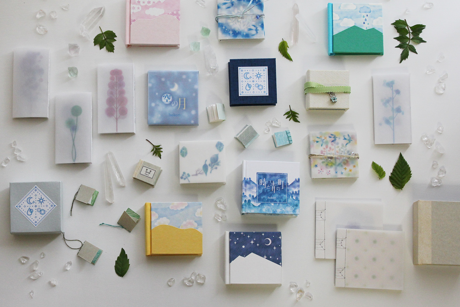 20冊ほどの豆本を並べた写真